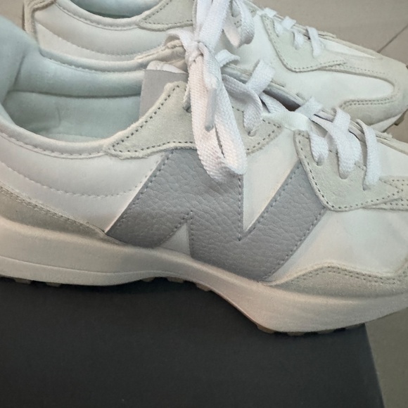New Balance Women's 327-size 9-white/grey-NIB - Picture 2 of 7